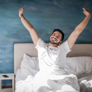 Hombre despertando tranquilo con cascos de audio