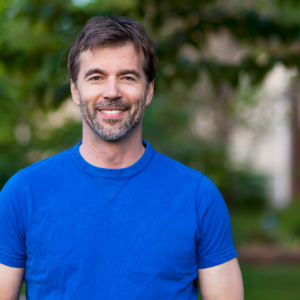 Hombre enfocado trabajando con determinación