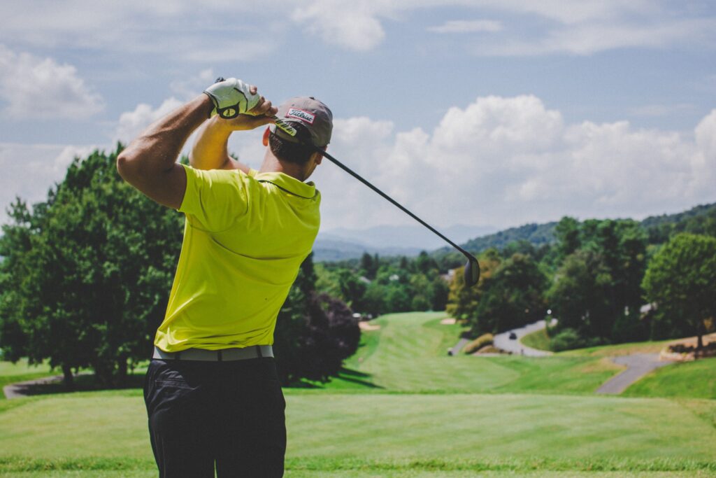 Golfista realizando un swing perfecto con enfoque