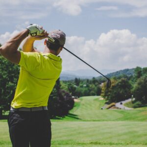 Golfista realizando un swing perfecto con enfoque